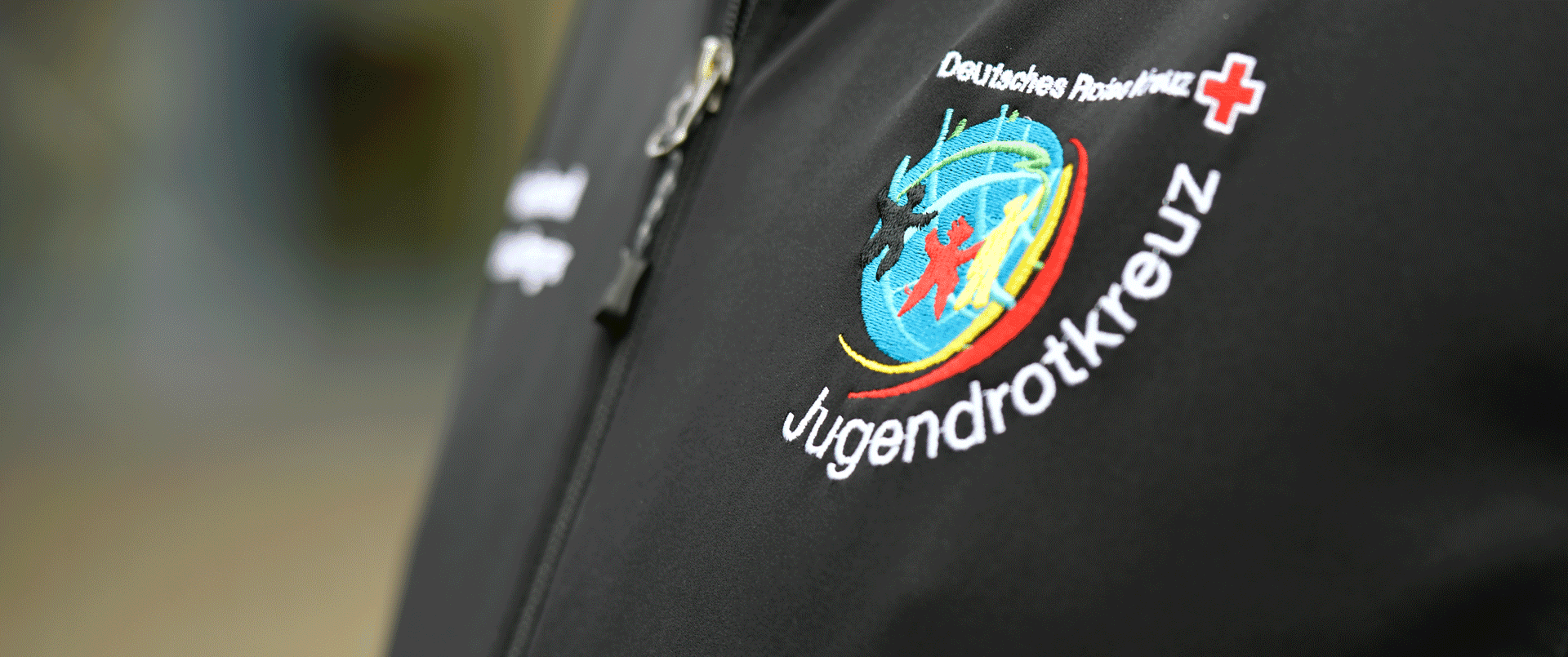Das Logo des JRK auf einer Jacke