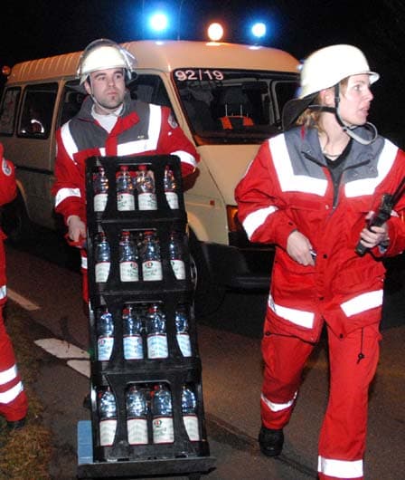 Einsatzkräfte des DRK Einhausen versorgen die Feuerwehreinsatzkräfte mit kühlen Getränken.